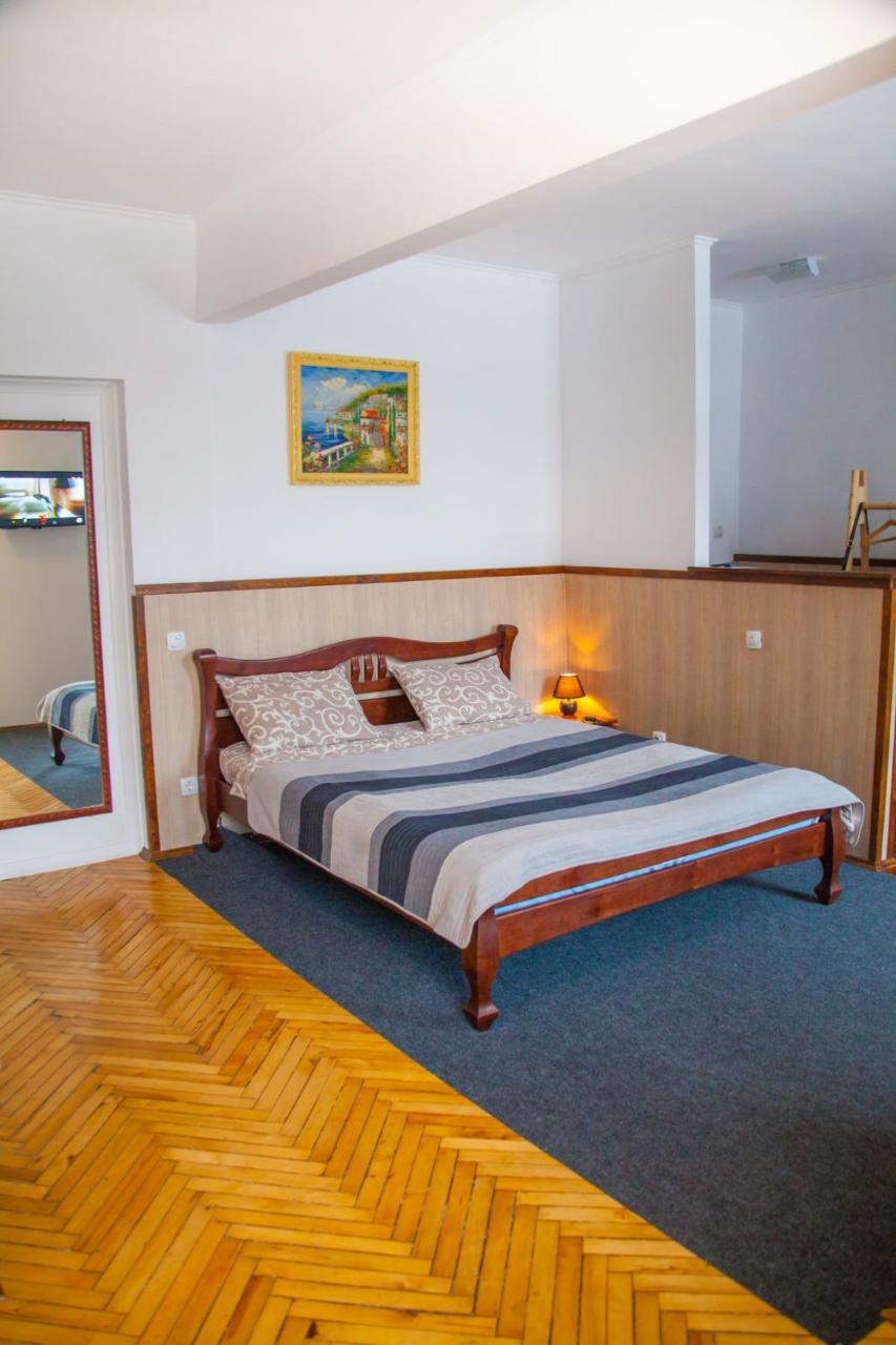 Art Apartment Ternopil Exterior photo